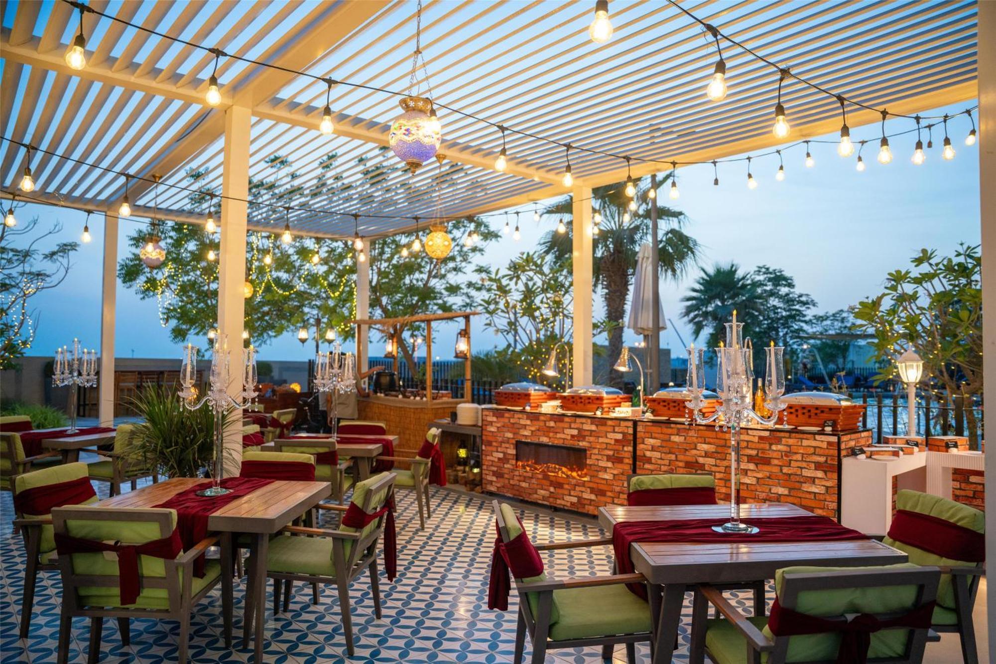 Radisson Dubai Damac Hills Exterior foto